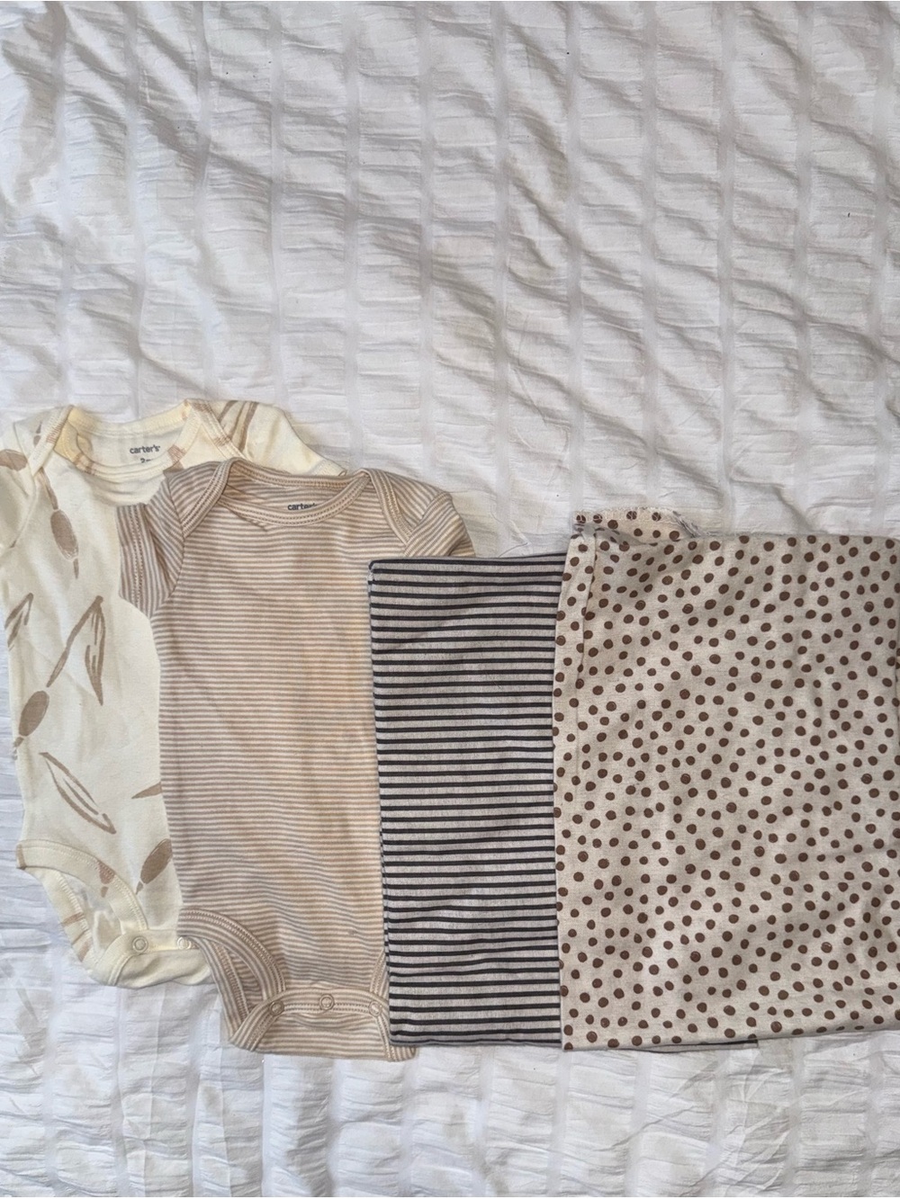Carter's Infant Baby Boy 4 PC Lot 2 Bodysuits and 2 Cotton Blankets NEW !